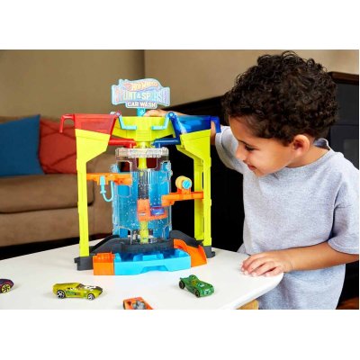 Hot Wheels Oto Yıkamada Renk Değiştirme Oyun Seti